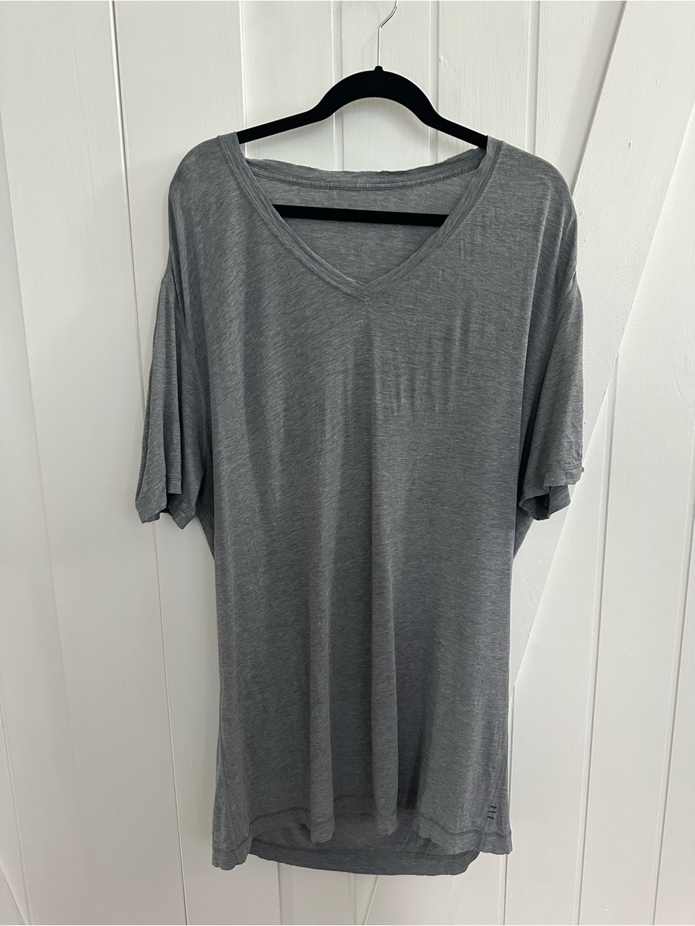 lululemon athletica Men's Gray V-Neck Short Sleeve Tee